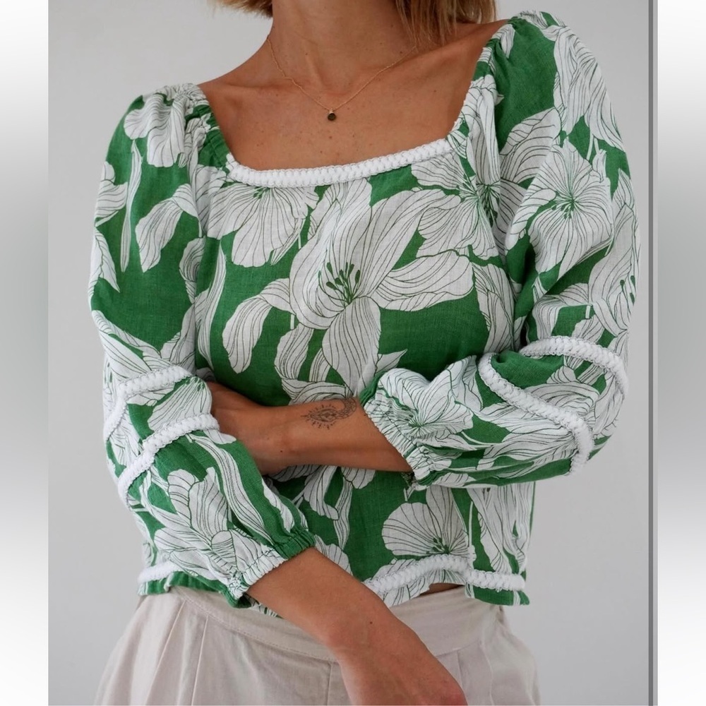 Tahari Linen White and Green Ruffled Blouse